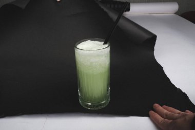 Taze meyve garnitürlü renkli tropikal kokteyl