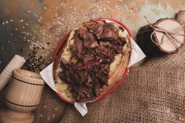 Peynir, sosis, zeytin, biber ve Mısır ile pişmiş kumpir patates dolması