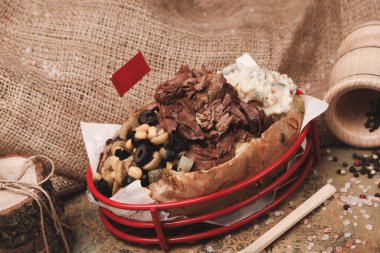 Peynir, sosis, zeytin, biber ve Mısır ile pişmiş kumpir patates dolması