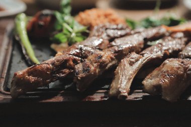 Kızarmış sebzeli şiş kebap.