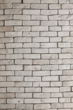 Mağazadaki rafta duran ev eşyaları