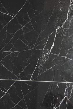 Mağazadaki rafta duran ev eşyaları