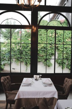 Yemek stili; taze sebzeler, un ve baharatlar masada, yemek.