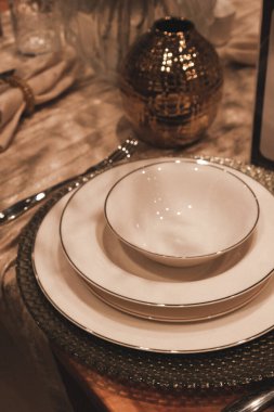 Çantalar, tabaklar mağazadaki rafta duruyor.