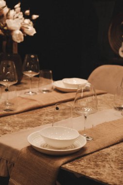 Mağazadaki rafta duran ev eşyaları