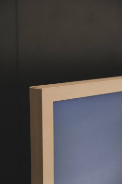 Mağazadaki rafta duran ev eşyaları