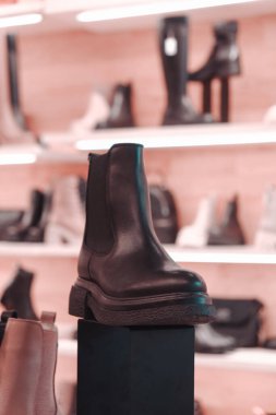 Şık ve Rahat Ayakkabılar Mağaza Rafında Mükemmel bir şekilde sergilendi