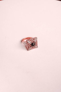 Şık mücevherler, elmaslar ve değerli taşlar..