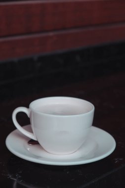 Masanın üzerinde bir fincan kahve. 