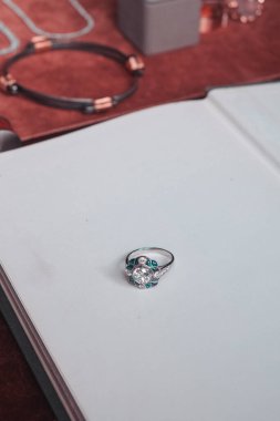 Güzel elmas yüzük. Güzel mücevher kolyesi..