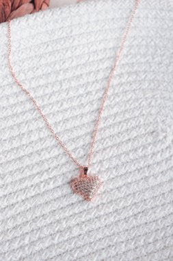 Güzel elmas ve altın kolye. Güzel mücevher kolyesi..