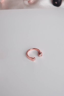 Güzel elmas yüzük. Güzel mücevher kolyesi..