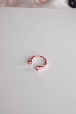 Güzel elmas yüzük. Güzel mücevher kolyesi..