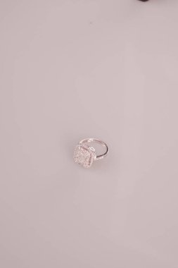 Zamansız Lüks Mücevherler: Elmaslar ve Altın Tasarımlar