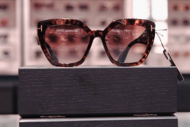 Mağazadaki rafta duran şık güneş gözlükleri.