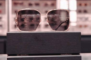 Mağazadaki rafta duran şık güneş gözlükleri.