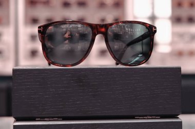 Mağazadaki rafta duran şık güneş gözlükleri.