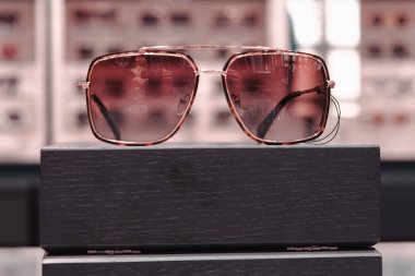 Mağazadaki rafta duran şık güneş gözlükleri.