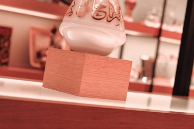 Mağazadaki rafta duran ev eşyaları