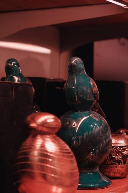 Mağazadaki rafta duran ev eşyaları