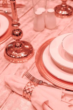 Çantalar, tabaklar mağazadaki rafta duruyor.