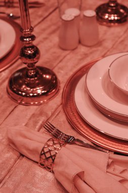 Çantalar, tabaklar mağazadaki rafta duruyor.