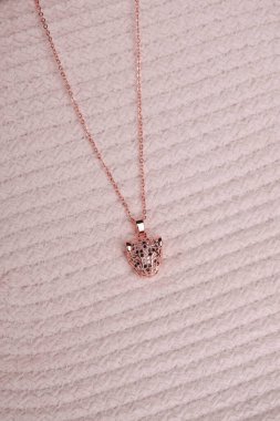 Parlak Altın Mücevherler Göz kamaştırıcı elmaslarla