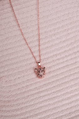 Parlak Altın Mücevherler Göz kamaştırıcı elmaslarla