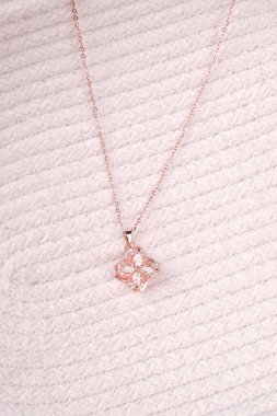 Parlak Altın Mücevherler Göz kamaştırıcı elmaslarla