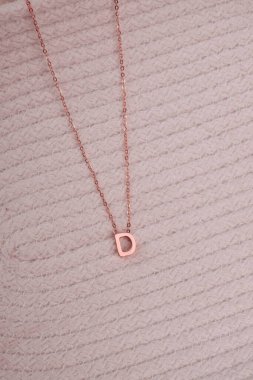 Altın Küpeli Güzel Elmas Küpe