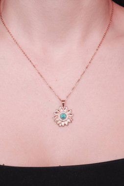 Gemstone 'lu zarif Altın ve Elmas Yüzükler