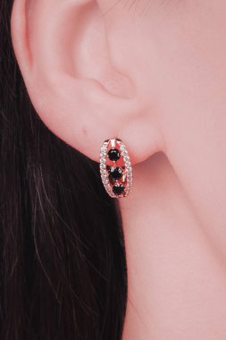 Şık mücevherler, elmaslar ve değerli taşlar..