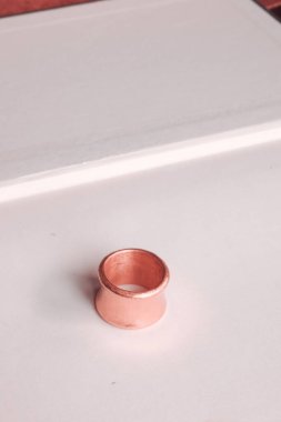 Gümüş, altın, elmas, değerli taşlar gibi şık mücevherler..