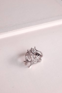 Gümüş, altın, elmas, değerli taşlar gibi şık mücevherler..