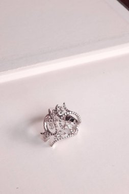 Gümüş, altın, elmas, değerli taşlar gibi şık mücevherler..