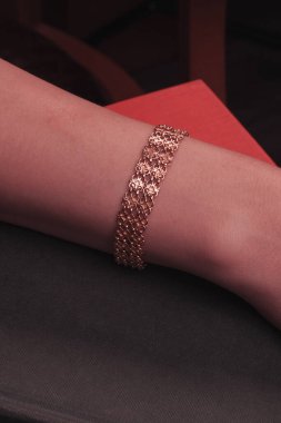 Masanın üzerinde bir fincan kahve. 