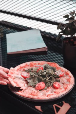 İtalya 'dan gurme karışık pizza.