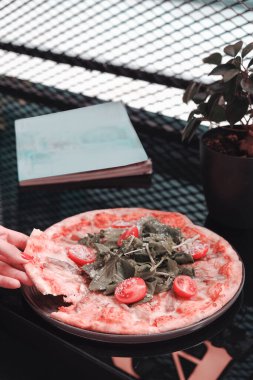 İtalya 'dan gurme karışık pizza.