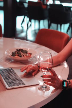 Bir bardak şarapla çalışmak Verimlilik ve Rahatlamanın Mükemmel bir karışımı