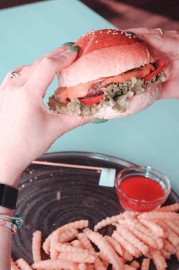 Taze Marul ve Domatesli Sulu Ev Yapımı Burger