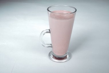 Taze demlenmiş kahve, dumanı üstünde.