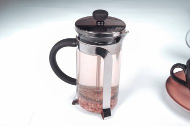 Masaya bir fincan bitki çayı.