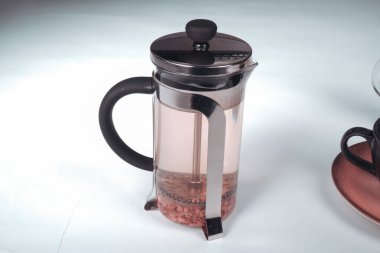 Masaya bir fincan bitki çayı.