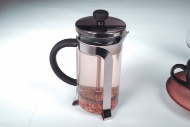 Masaya bir fincan bitki çayı.