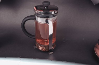 Masaya bir fincan bitki çayı.