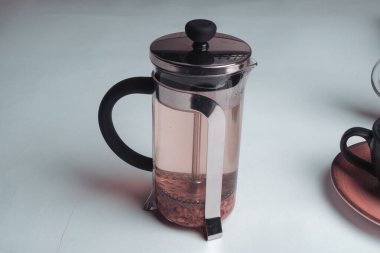Masaya bir fincan bitki çayı.