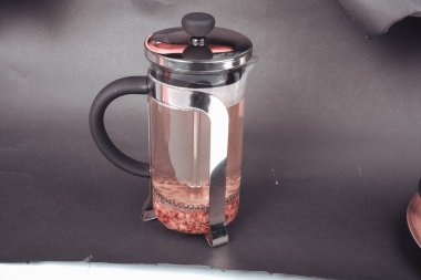 Masaya bir fincan bitki çayı.