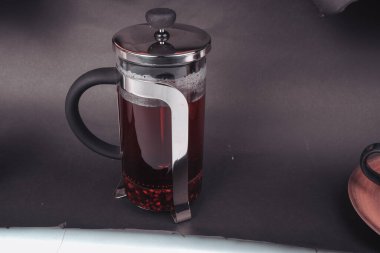 Masaya bir fincan bitki çayı.