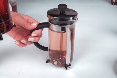 Masaya bir fincan bitki çayı.