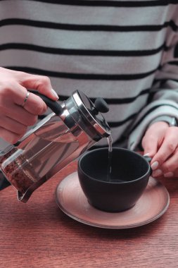 Masaya bir fincan bitki çayı.